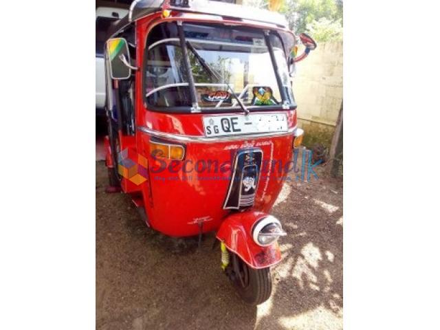 bajaj 2 stock three wheeler